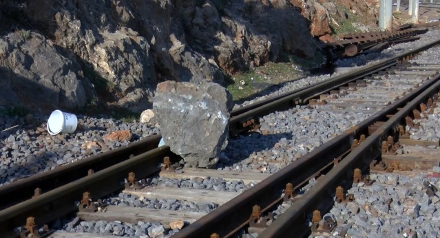 Gaziantep&#039;te tren bakım istasyonunda park halinde bulunan 6 tren, deprem anında raydan çıkarak devrildi. Öte yandan depremin etkisiyle Fevzipaşa Tren İstasyonu yakınında dağdan kopan kayalar raylara düştü.