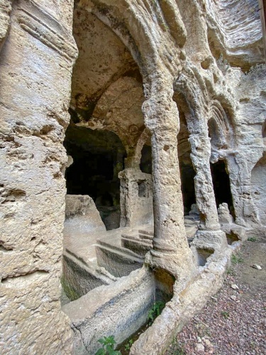 Hatay’ın Samandağ ilçesinde, tarihi 2 bin yıl öncesine dayanan ve &#039;dünyanın elle yapılan en büyük tüneli&#039; olarak bilinen Titus Tüneli ile Beşikli Mağara, Kahramanmaraş merkezli depremlerde hasar görmedi.