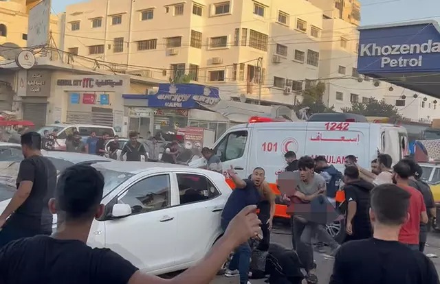 israil-gazze-deki-ambulans-konvoyunu-vurdu-3kasim2023-2