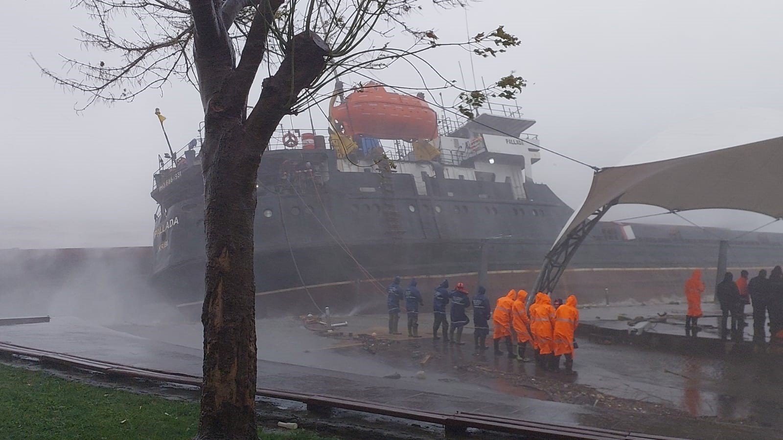 zonguldak-firtina-gemi-ikiye-bolundu-19kasim2023- (4)