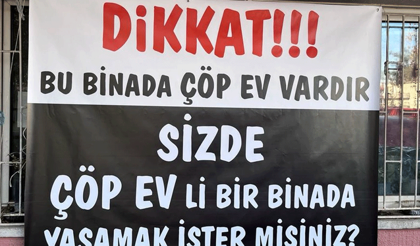 Ankara'da mahalleliden 'çöp ev' isyanı! Pankart astılar