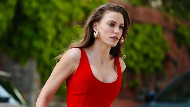 Serenay_Sarıkaya_1