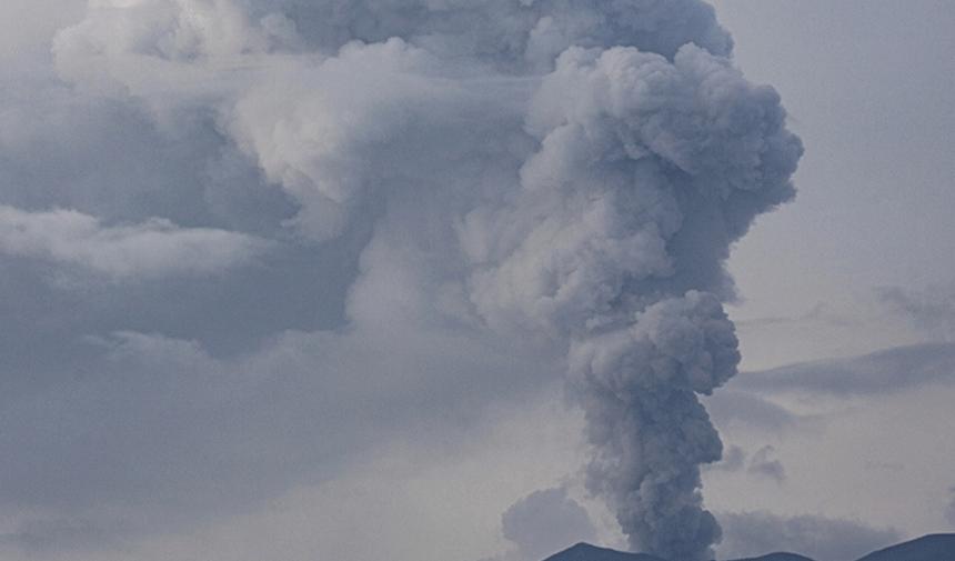 Endonezya'da Lewotobi Laki-Laki yanardağı patladı!