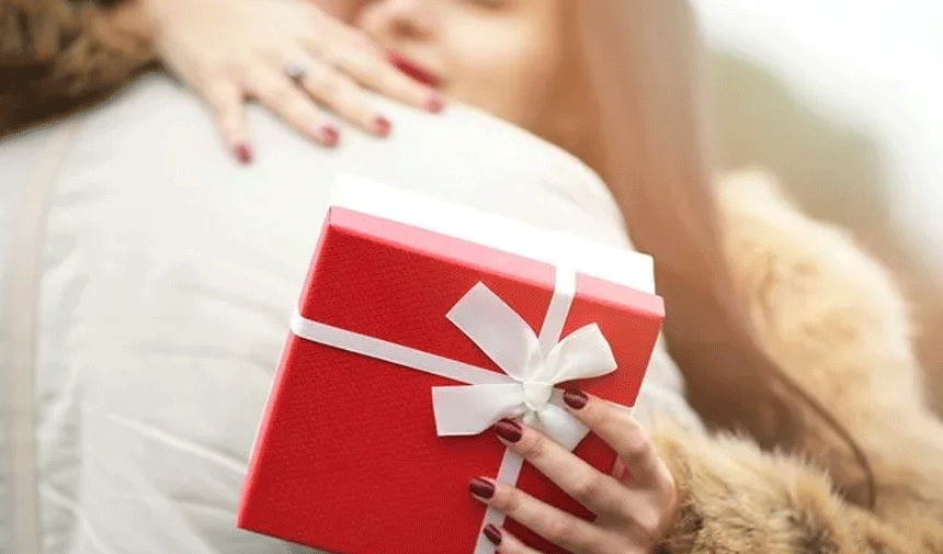 14 Şubat Sevgililer Günü hediyeleri!  Sevgililer Gününde erkeklere ne hediye Alınır? Kadınlara ne hediye alınır?