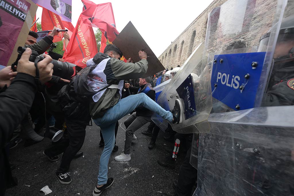 1 Mayis Istanbul Polise Saldiri 01052024 Aa (1)