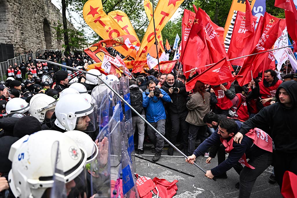 1 Mayis Istanbul Polise Saldiri 01052024 Aa (3)