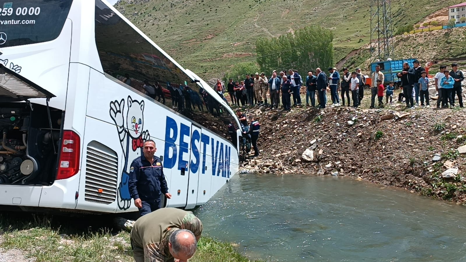 Bitlis Yolcu Otobusu Dereye Uctu 19052024 Aa (1)