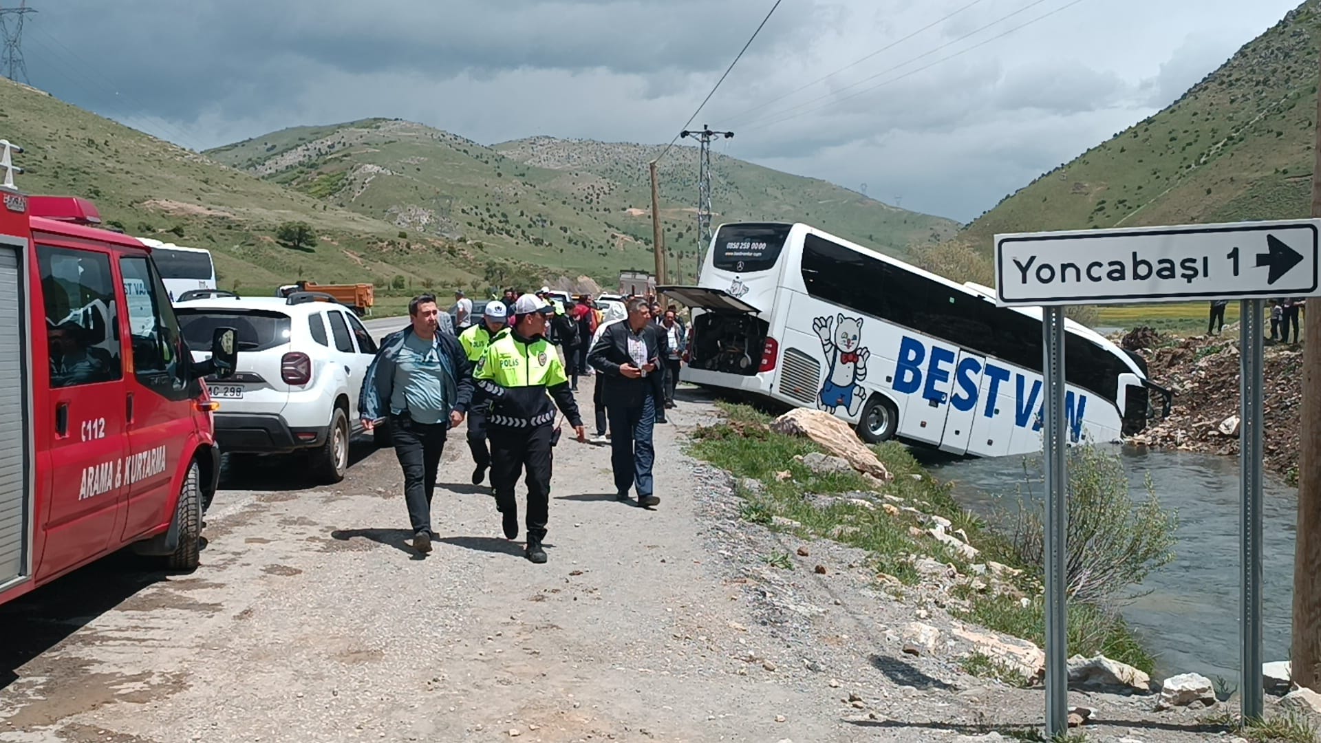 Bitlis Yolcu Otobusu Dereye Uctu 19052024 Aa (2)