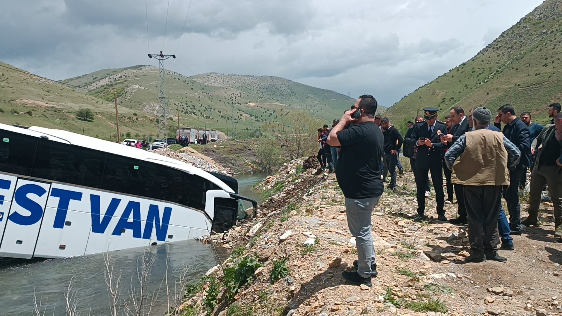 Bitlis Yolcu Otobusu Dereye Uctu 19052024 Aa (3)