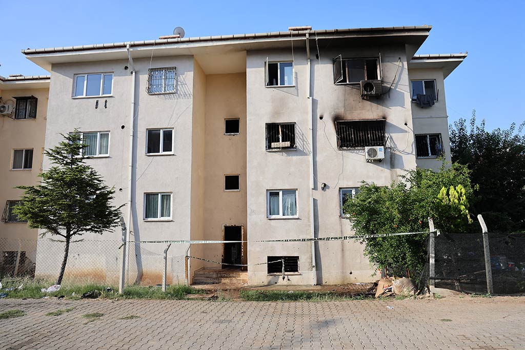 Adana Apartman Yangin Anne Oglu Oldu 18062024 Iha (3)